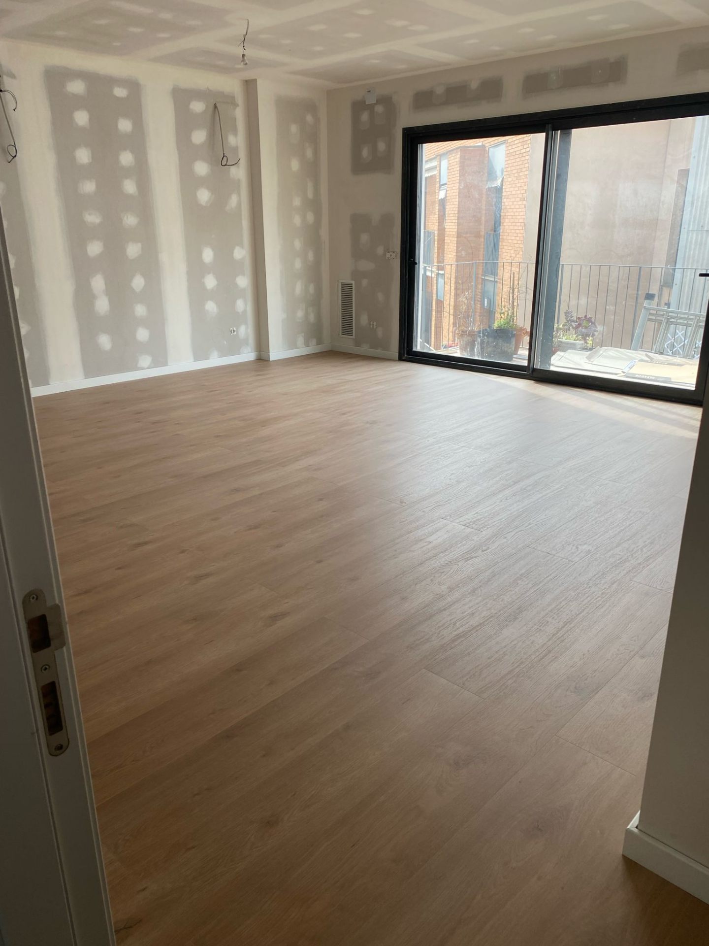 Parquet laminado Parador tono claro — habitación Vilafranca